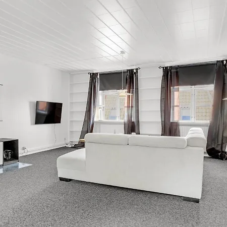 5 Bedroom Beautiful In Apartamento Rønne