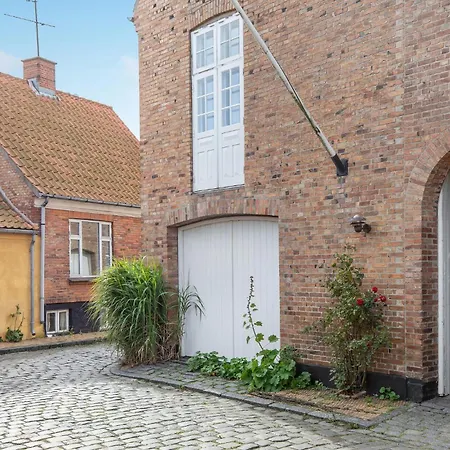 5 Bedroom Beautiful In Apartamento Rønne