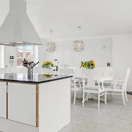 5 Bedroom Beautiful In Διαμέρισμα Rønne