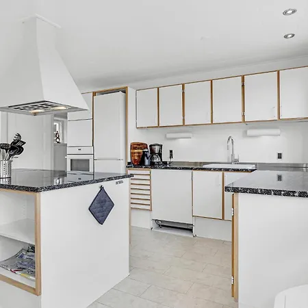 5 Bedroom Beautiful In *