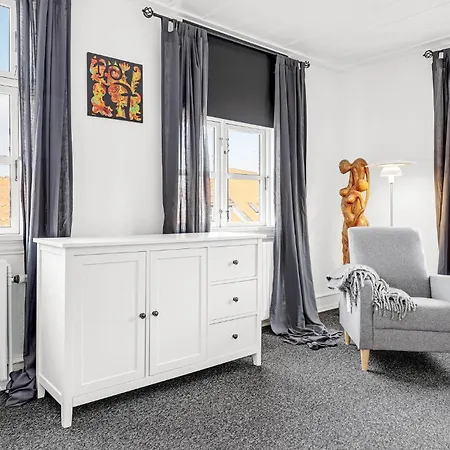 Apartamento 5 Bedroom Beautiful In Rønne