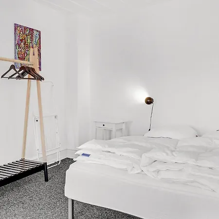 Apartamento 5 Bedroom Beautiful In Rønne