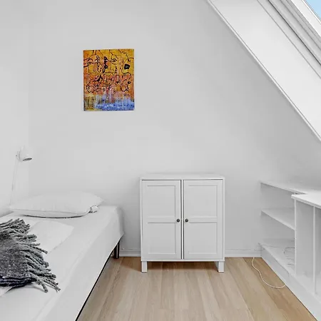 5 Bedroom Beautiful In Διαμέρισμα Rønne