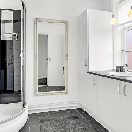 5 Bedroom Beautiful In Διαμέρισμα